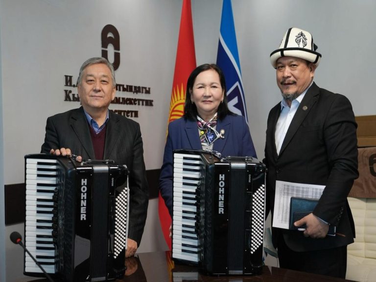 КМУга G-ViLL G2000 планшеттери жана музыкалык аспап HOHNER аккордеону алынды