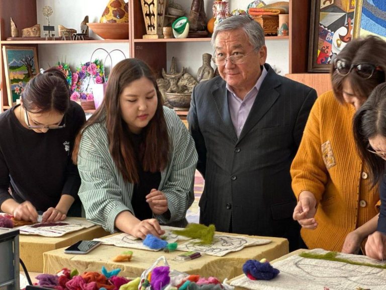 A master class on «Modern Techniques of Composition on Felt» was held at KSU