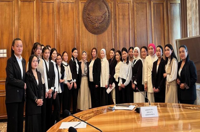 KSU students visit the Jogorku Kenesh (Parliament)