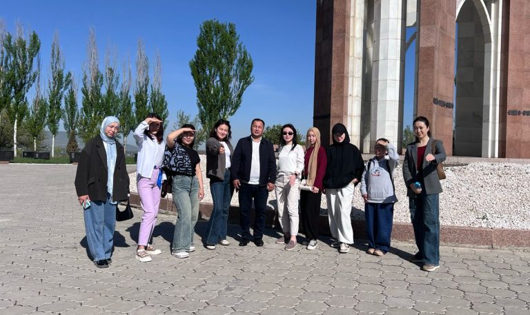 КМУнун студенттери «Ата-Бейит» тарыхый мемориалдык комплексине барышты
