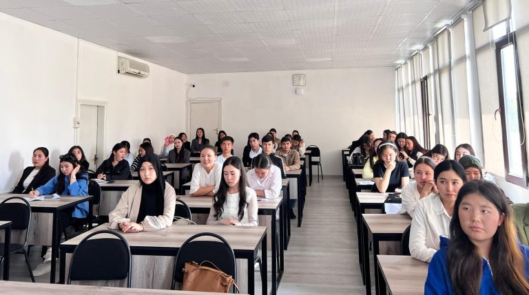 В КГУ прошла гостевая лекция «Национальный дух и мировые высоты: астрагалы — культурное наследие и символ единства народов»