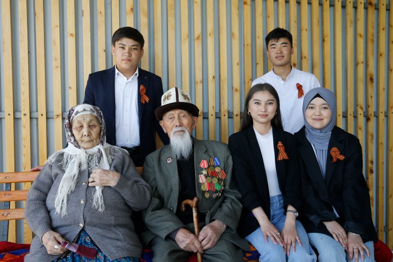 КМУнун студенттери Улуу Ата Мекендик согуштун ардагери менен жолугушту