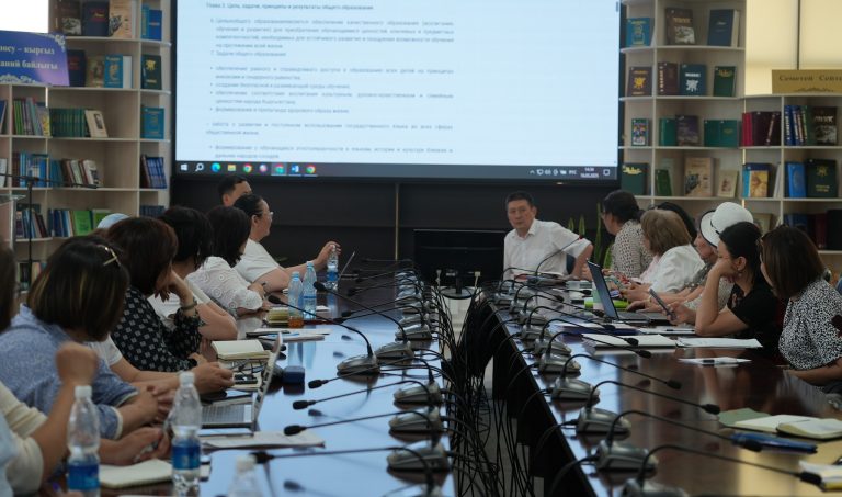 КМУда билим берүүнүн мамлекеттик стандарттарын иштеп чыгуу боюнча жумушчу топтун отуруму өттү