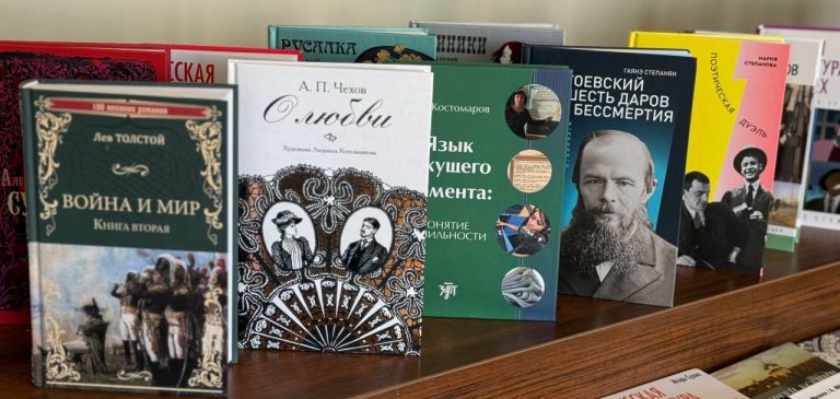 КМУ А.Солженицын атындагы чет өлкөлөрдөгү орус үйүнөн Россиянын алдыңкы гуманитардык басмаларынын китептерин белекке алды
