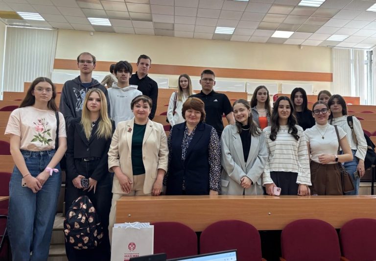 Исполняющая обязанности доцента Кыргызско-Китайского факультета КГУ М.Высоцкая прошла курсы повышения квалификации в Сибирском институте управления